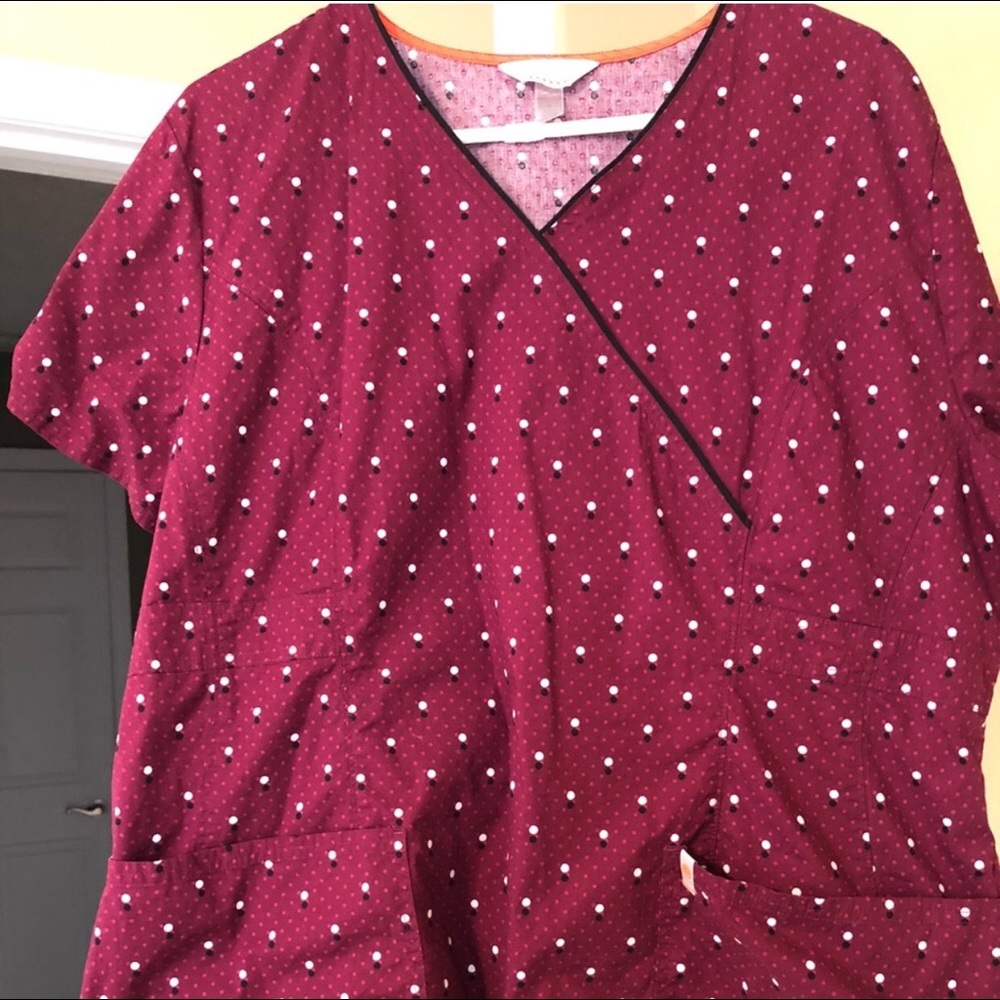 Scrub Top. XXl. 2XL. Red/Burgandy pokadot.